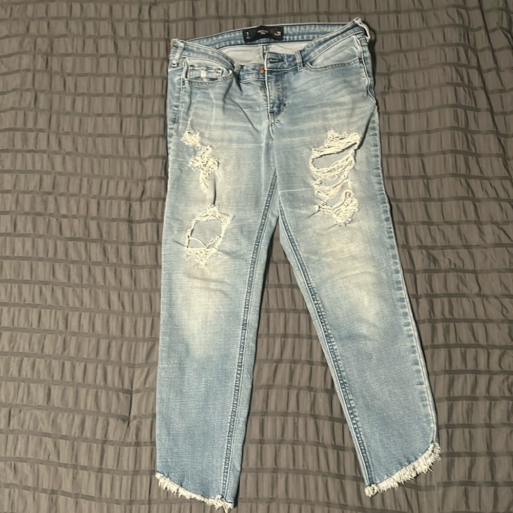 • Hollister• Distressed Cropped Jeans